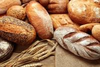 Jakich ziaren i przypraw warto użyć przy wypieku chleba?