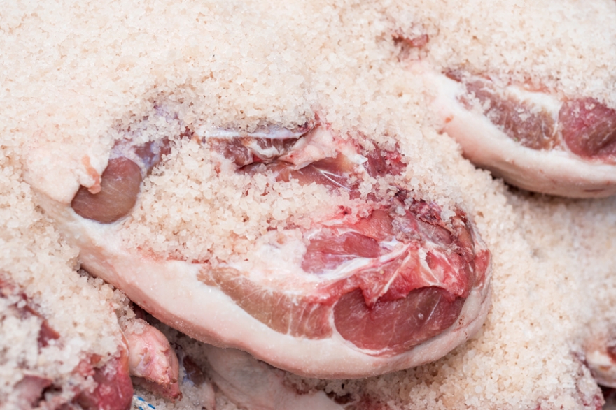 Proces peklowania w technologii mięsa